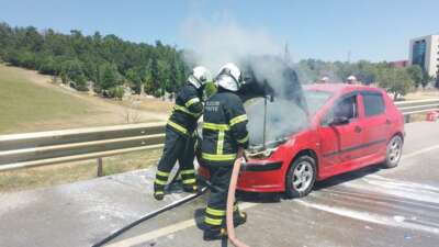 Otomobilin motor kısmında çıkan yangını itfaiye ekipleri söndürdü