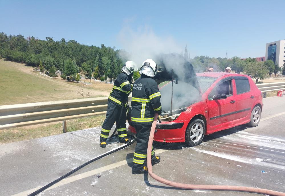 Otomobilin motor kısmında çıkan yangını itfaiye ekipleri söndürdü Otomobilin motor kısmında çıkan yangını itfaiye ekipleri söndürdü