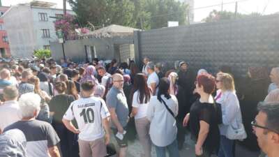 Bursa’da sınava giren çocuklarını görmek için yarıştılar