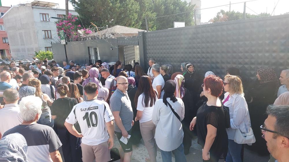 Bursa’da sınava giren çocuklarını görmek için yarıştılar