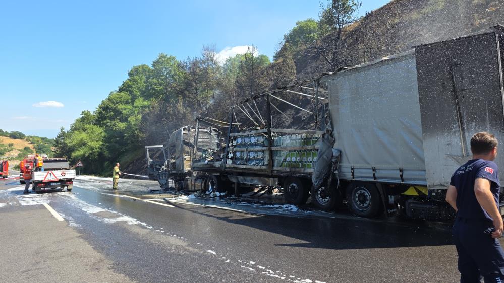 Bursa’da motor yağı yüklü tır alev alev yandı, ormana sıçrayan yangın güçlükle söndürüldü