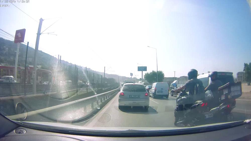 Bursa’da ‘yoğun trafikten kaçayım’ diyen iki motosikletli çarpıştı