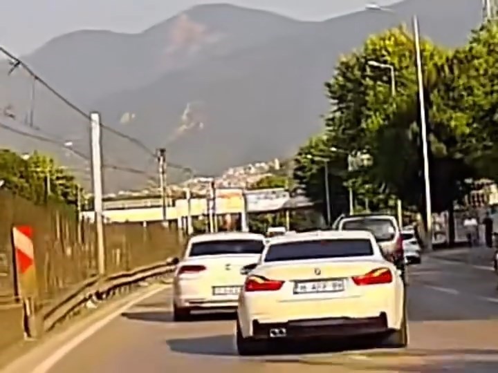 Bursa’da makas atan sürücü kameraya yakalandı Bursa’da makas atan sürücü kameraya yakalandı