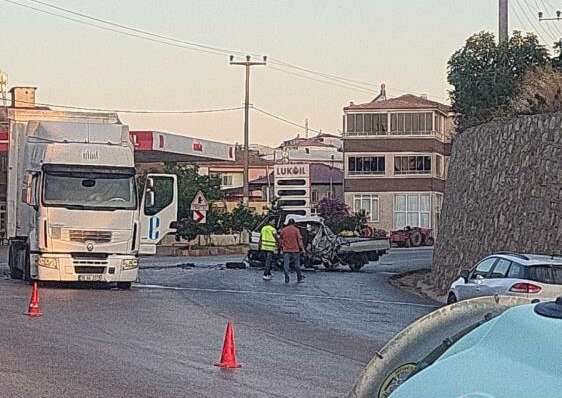 Bursa’da TIR ile kamyonet çarpıştı