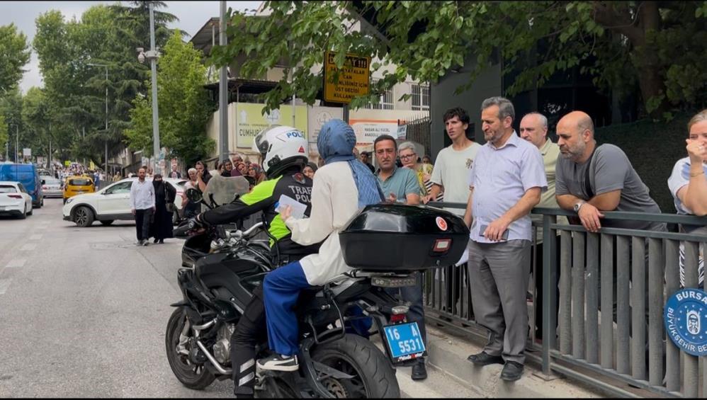 Bursa’da okulları karıştırınca motosikletli polis okula böyle yetiştirdi