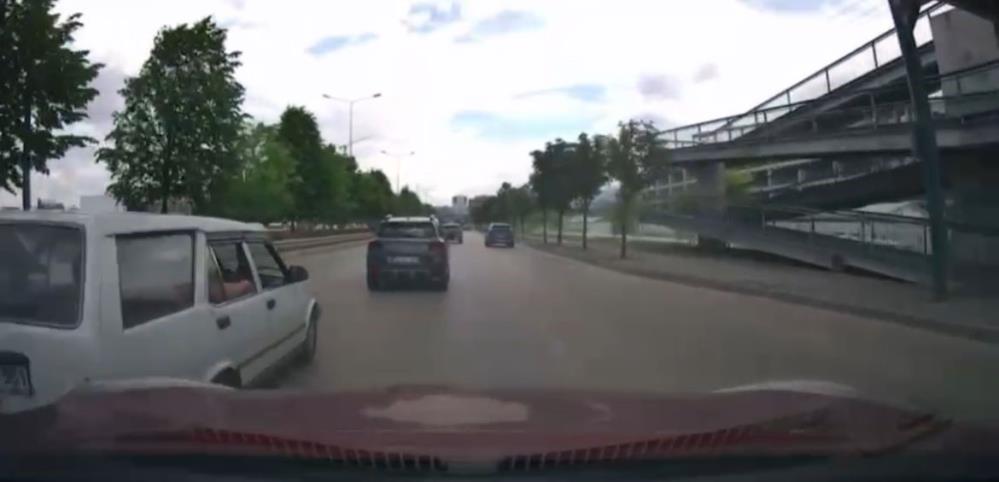 Bursa’da ölümüne makas kamerada… Kaza böyle teğet geçti Bursa’da ölümüne makas kamerada… Kaza böyle teğet geçti