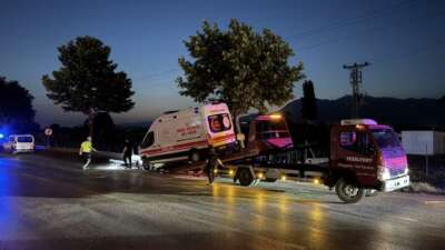 Bursa’da ambulans ile çarpışan otomobilde can pazarı