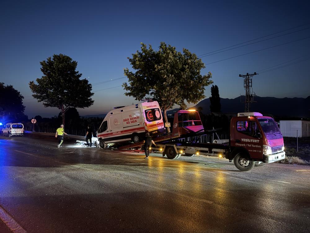 Bursa’da ambulans ile çarpışan otomobilde can pazarı