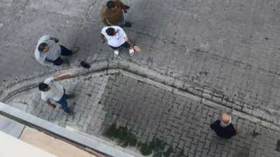 Sokakta eşini bıçakla rehin aldı, vatandaş tek hamleyle kurtardı