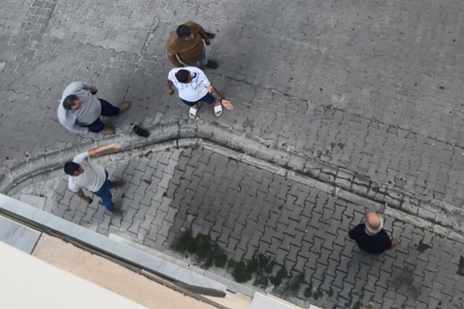 Sokakta eşini bıçakla rehin aldı, vatandaş tek hamleyle kurtardı