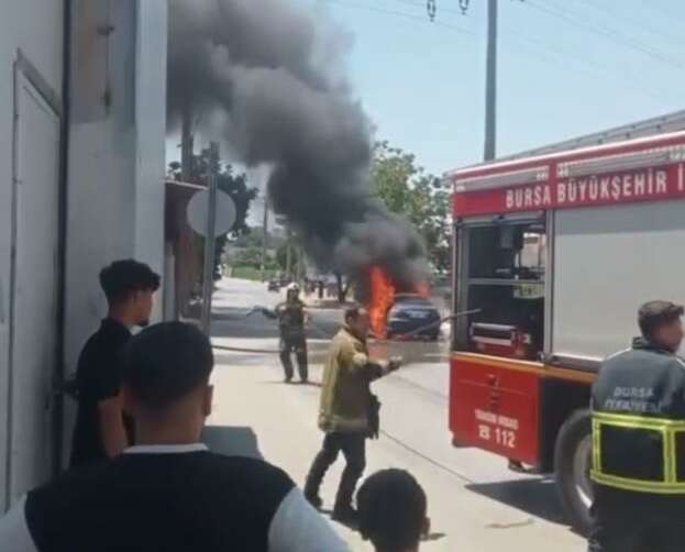 Bursa’da yüksek sıcaklık otomobili yaktı!