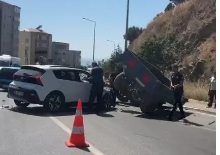 Bursa’da otomobil traktöre arkadan çarptı
