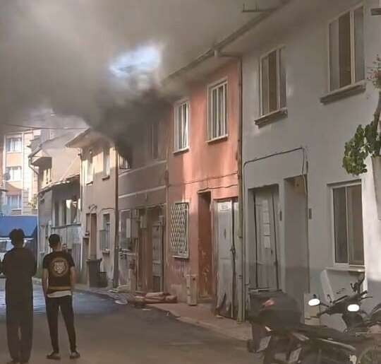 Bursa’da bir daire alevlere teslim oldu