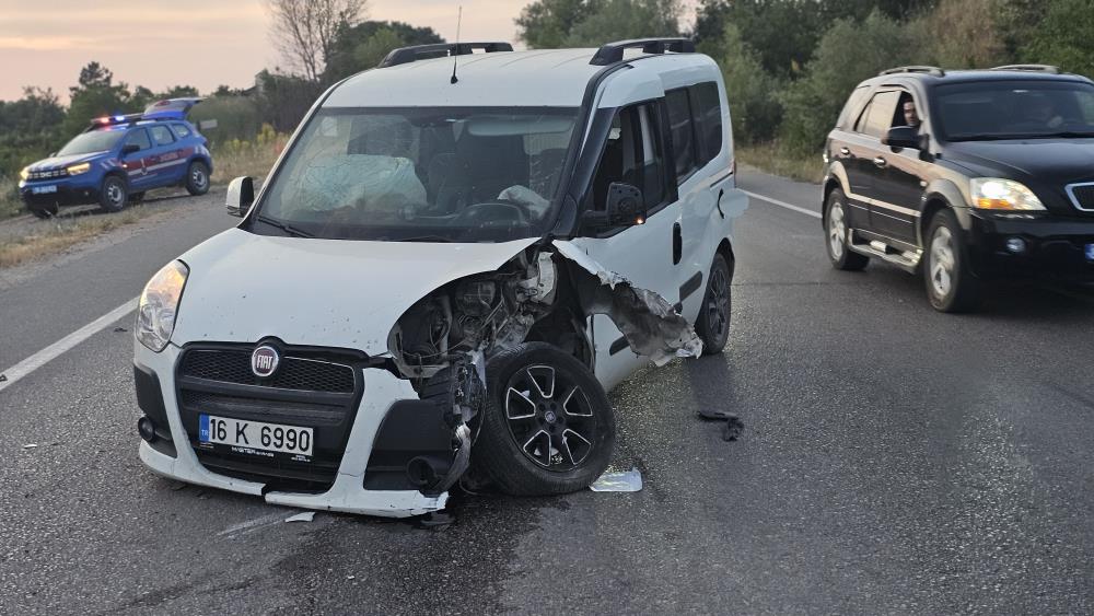 Bursa’da iki otomobil kafa kafaya çarpıştı: 3 yaralı