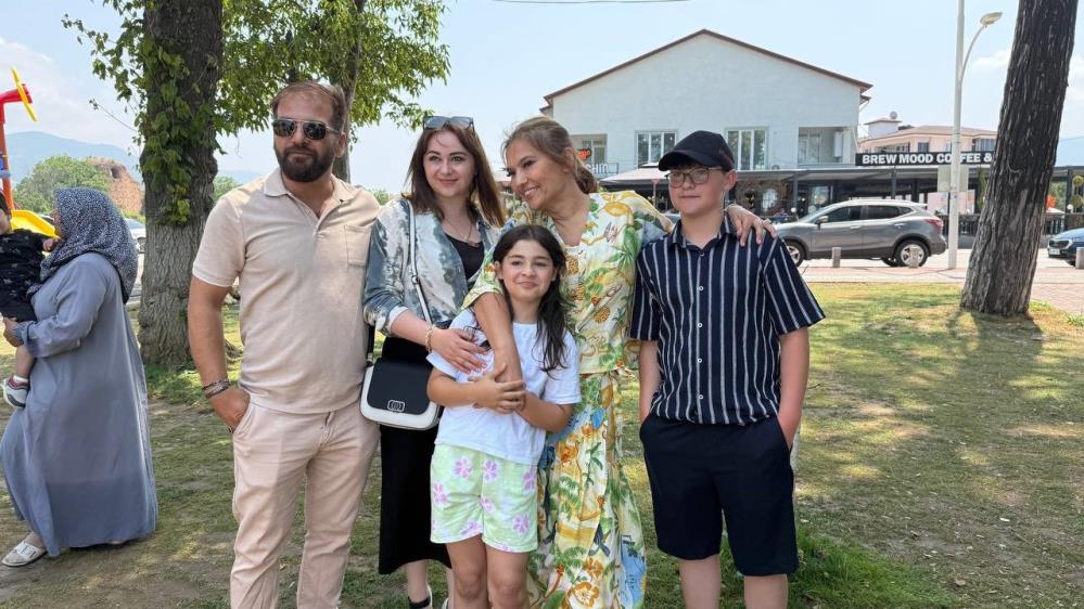 Bursa’da Demet Akalın’dan minik hayranına jest