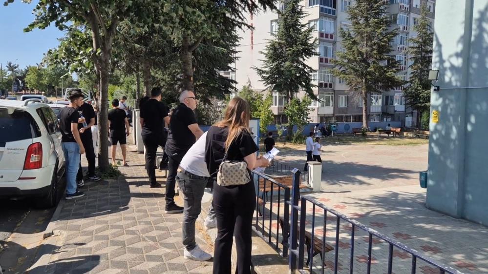Sınava son dakika koşarak yetiştiler