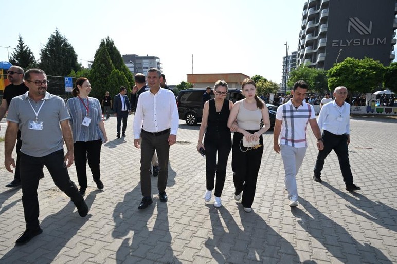 Ferdi Zeyrek’in kızı Nehir, TYT’ye CHP Lideri Özgür Özel ve annesiyle geldi Ferdi Zeyrek’in kızı Nehir, TYT’ye CHP Lideri Özgür Özel ve annesiyle geldi