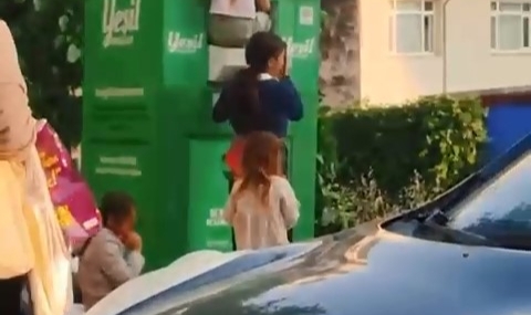 Bursa’da canlarını hiçe sayarak giysi kumbarasından kıyafet çaldılar