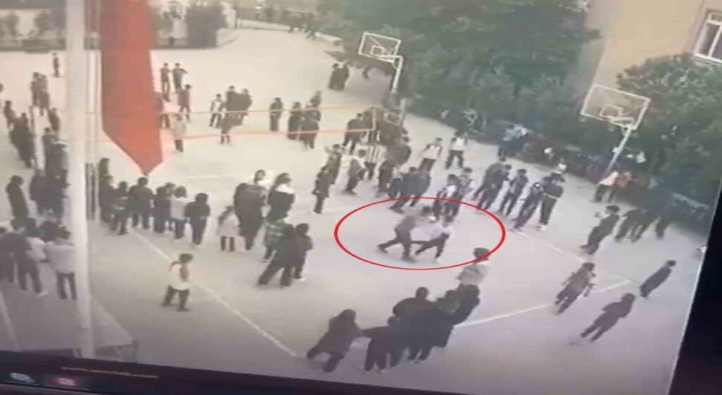Bursa’da öğretmenden öğrenciye su sıçrattın dayağı kamerada