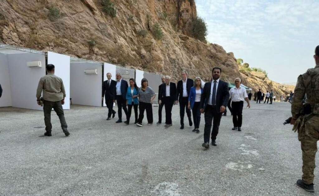 PKK’nın silah yaktığı törende ‘Ahmet Türk’ detayı