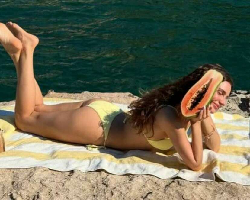 Aslı Sümen minik bikinisiyle kumsala sere serpe uzandı