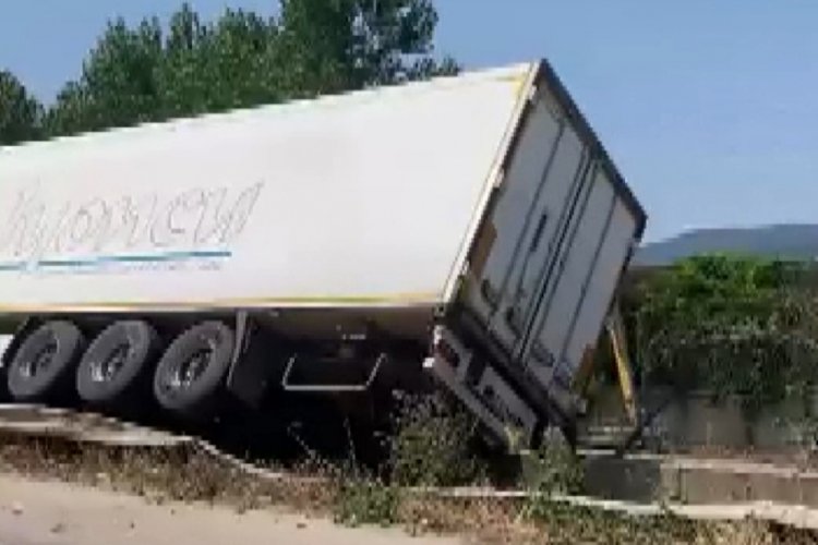 Bursa’da kontrolden çıkan tır devrildi