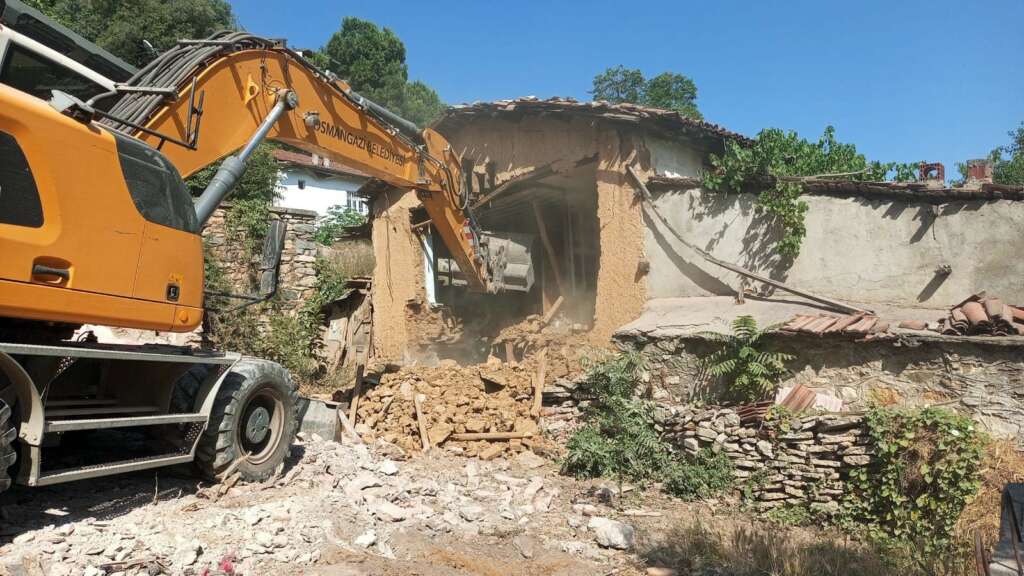 Bursa’da tehlike saçan metruk binalar yıkıldı