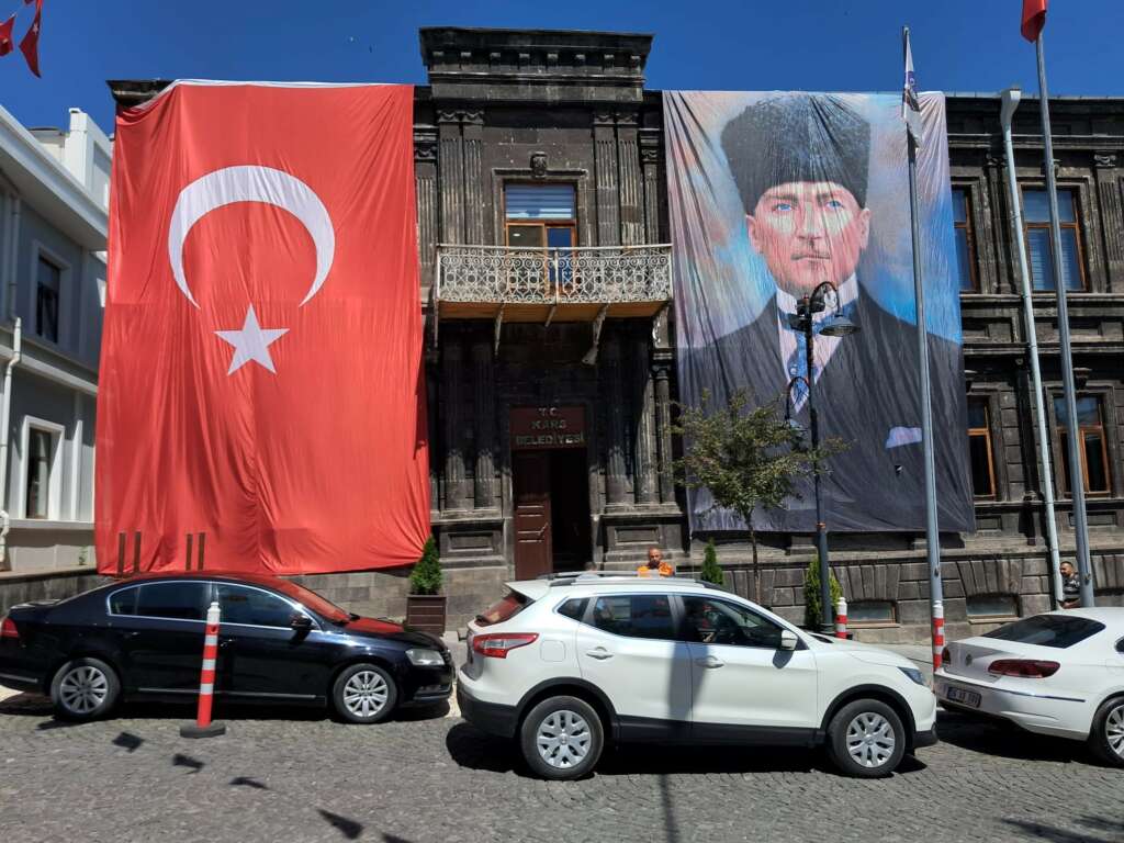 Cumhurbaşkanı Erdoğan’ın çağrısıyla Kars Kalesi bayraklarla donatıldı Cumhurbaşkanı Erdoğan’ın çağrısıyla Kars Kalesi bayraklarla donatıldı