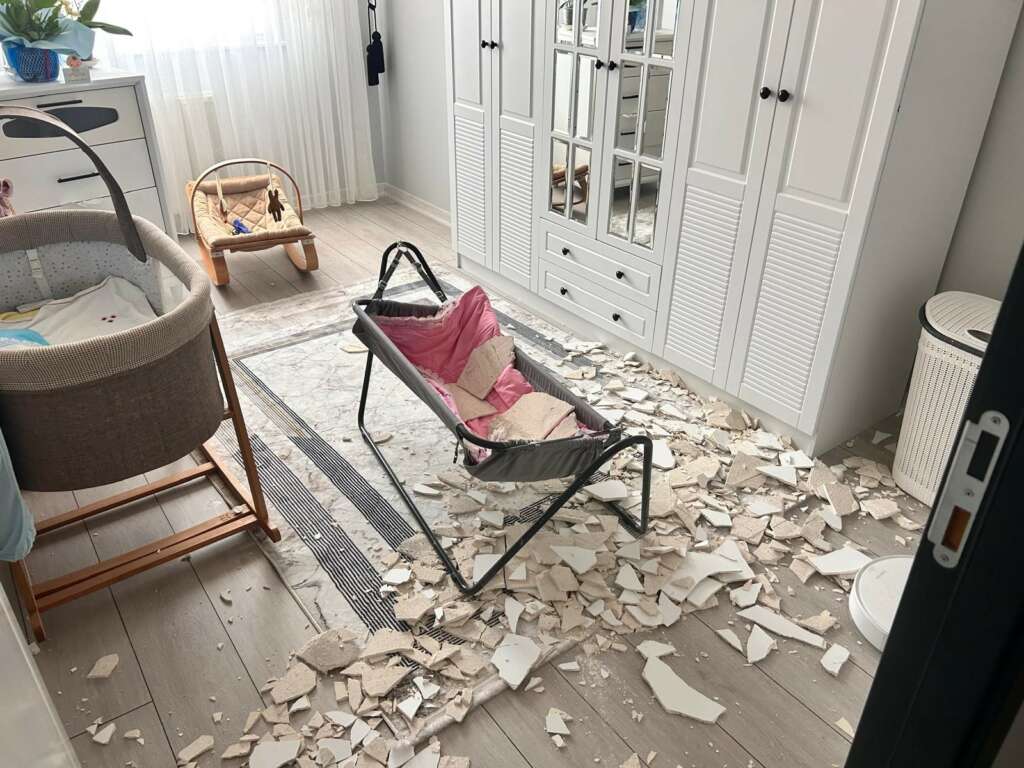 Ankara’da bebek, çöken tavan sıvasından saniyelerle kurtuldu