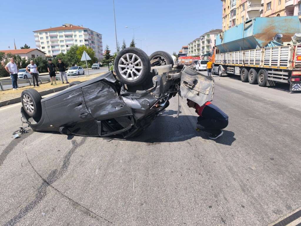 Çorum’da üç aracın karıştığı zincirleme kazada 1’i çocuk 8 kişi yaralandı