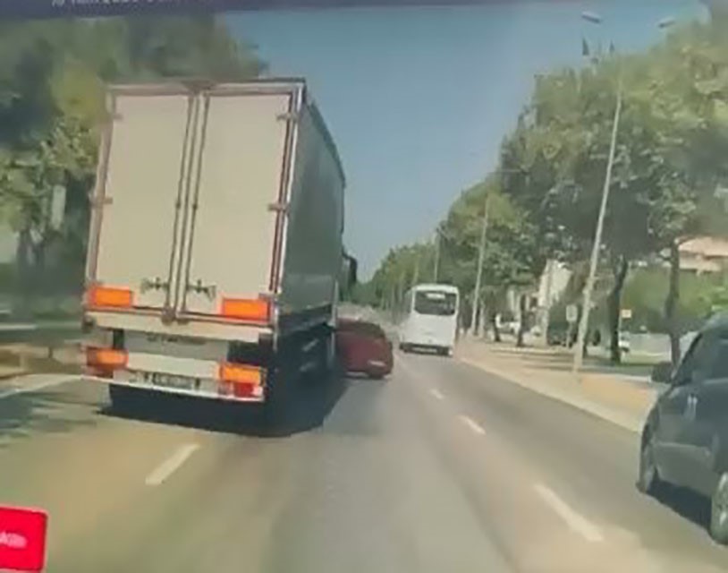 Bursa’da TIR’ın kör noktasında kaldı, ölümden döndü!