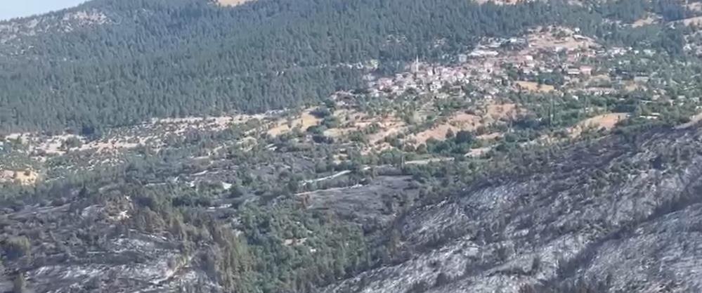 Dursunbey yangınında soğutma çalışmaları başladı Dursunbey yangınında soğutma çalışmaları başladı
