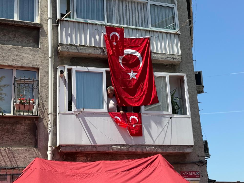 Piyade Sözleşmeli Er Ahmet Gültekin’in evi Türk bayraklarıyla donatıldı Piyade Sözleşmeli Er Ahmet Gültekin’in evi Türk bayraklarıyla donatıldı