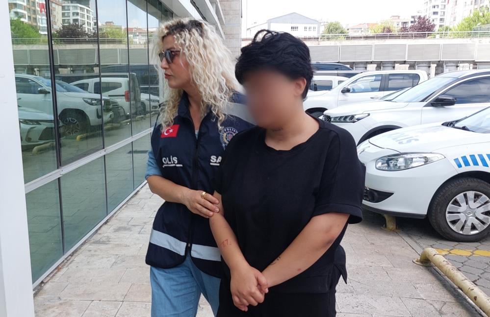 Genç kız sevgilisi için annesini bıçakladı!