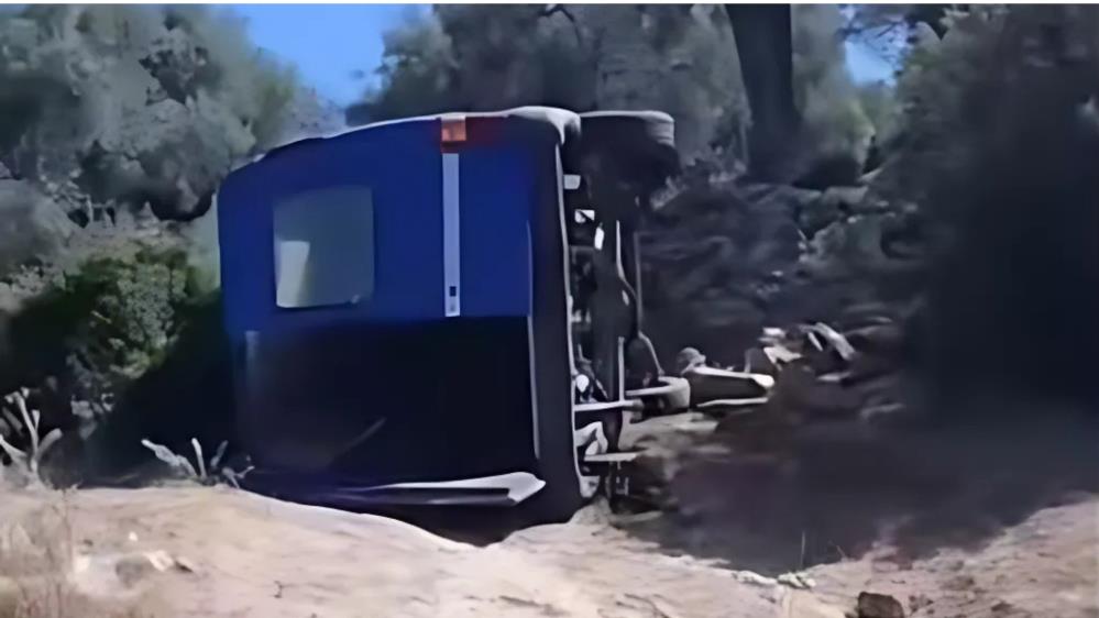 Freni tutmayan minibüs devrildi