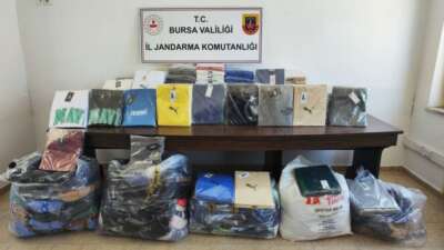 Bursa’da kaçak kıyafet taşıyan sürücü yakalandı