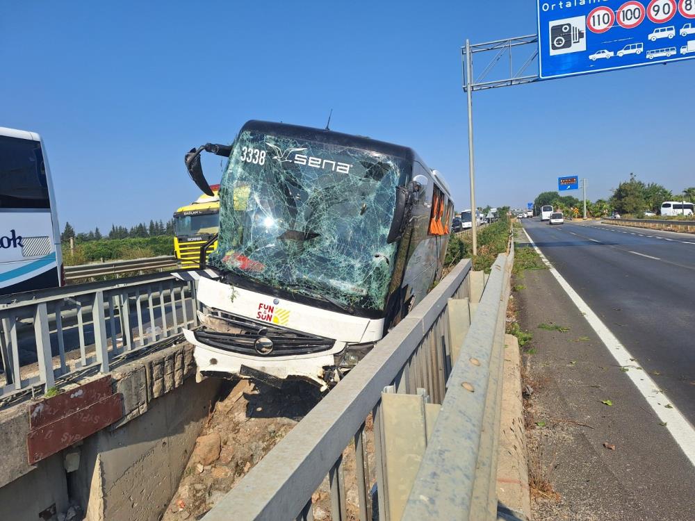 Faciaya ramak kaldı… Tur otobüsü köprüden düşecekti!
