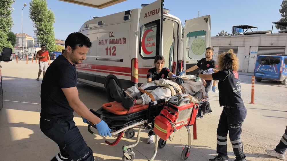 Bursa’da fabrikanın çatısından düşen işçi ağır yaralandı