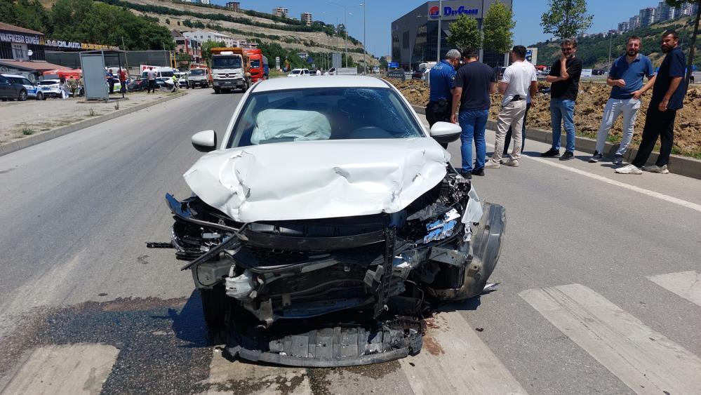 Polis aracı kaza yaptı: 2 polis ve 1 üsteğmen yaralandı Polis aracı kaza yaptı: 2 polis ve 1 üsteğmen yaralandı