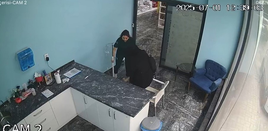 Bursa’daki depremde tedavi gören köpeği içeride bırakmadı