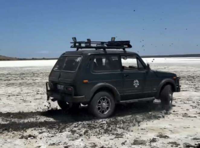 Gökçeada’da tuz gölünde arazi aracıyla drift yaptı