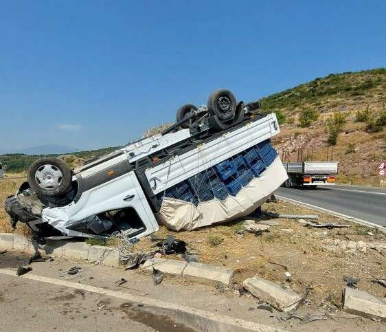 Bursa’da hafif ticari araç kamyonetle çarpıştı: