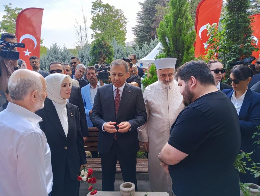 Bakanlar 15 Temmuz Şehitliğindeki anma törenine katıldı