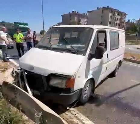 Bursa’da minibüs bariyerlere çarptı