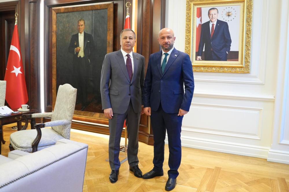 Bakan Yerlikaya, Suriyeli isimle görüştü Bakan Yerlikaya, Suriyeli isimle görüştü