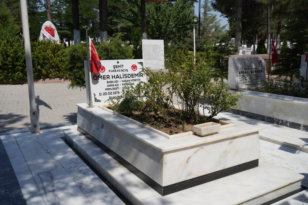 Şehit Ömer Halisdemir kabri başında anıldı
