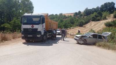 Bursa’da kamyon ile otomobil kafa kafaya çarpıştı