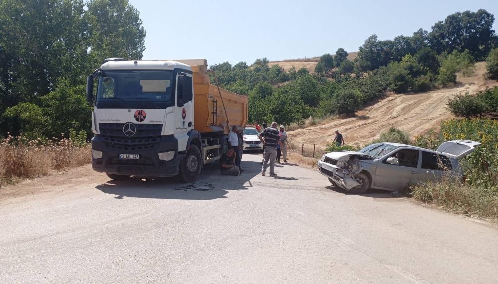 Bursa’da kamyon ile otomobil kafa kafaya çarpıştı