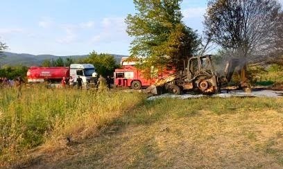 Bursa’da tarlada ağaç sökümü yapan iş makinesi alev alev yandı