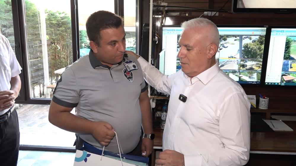 Bursa’da 1,5 yaşındaki çocuğu ölümden kurtaran güvenlikçiye başkandan ödül